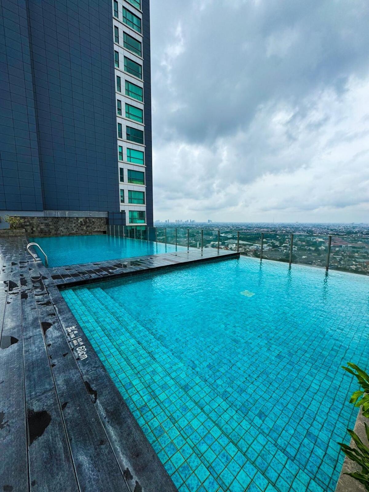 Embarcadero 2br With Netflix & Pool By Damaresa Apartment South Tangerang