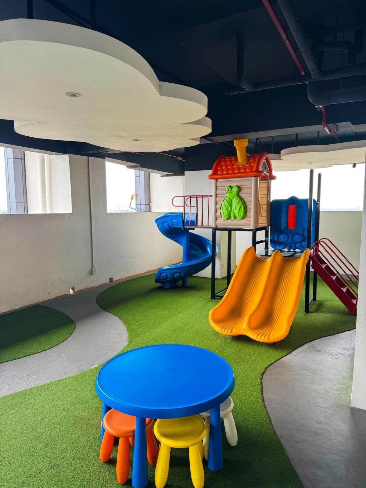 Embarcadero 2br With Netflix & Pool By Damaresa Apartment South Tangerang